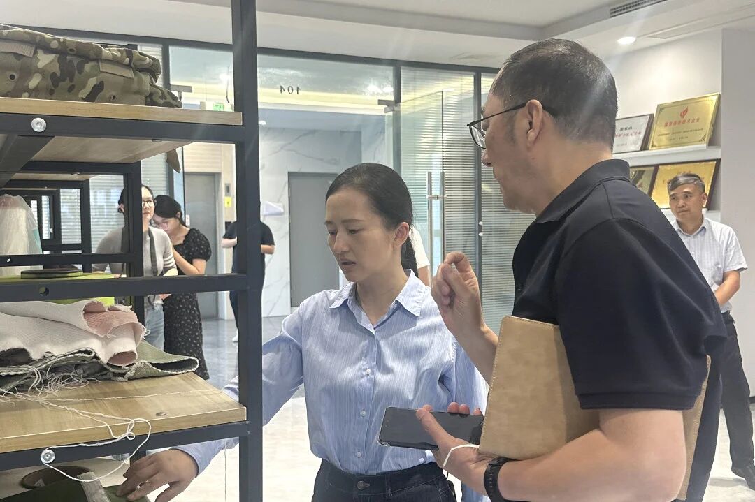 周暁市党委員会常務委員、宣伝部部長、統一戦線工作部部長が調査のため常熟ポリエステルを訪問