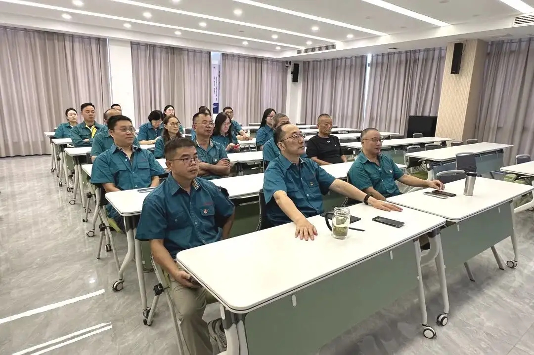 常熟ポリエステル党支部は9月3日の軍事パレードの生中継を観戦するために組織された